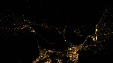 Kola/viski/çay siyah arka plan üzerine izole sıçramasına, süper ağır çekim. Çok yüksek hızlı kamera, 1000 fps filme.