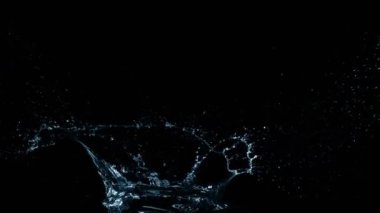 Siyah arka planda izole edilmiş çok yavaş su sıçratma hareketi. Çok hızlı bir kamerayla çekildi, 1000 fps..