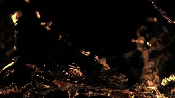 在黑色背景上分离的飞溅的可乐 威士忌 茶的超级慢动作 在非常高速的相机上拍摄 1000 Fps — 图库视频影像