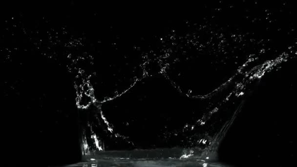 Super Zeitlupe Von Plätscherndem Wasser Isoliert Auf Schwarzem Hintergrund Gefilmt — Stockvideo