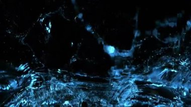 Siyah arka planda izole edilmiş çok yavaş su sıçratma hareketi. Çok hızlı bir kamerayla çekildi, 1000 fps..