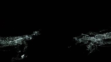 Siyah arka planda izole edilmiş çok yavaş su sıçratma hareketi. Çok hızlı bir kamerayla çekildi, 1000 fps..
