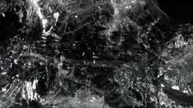 Siyah arka planda izole edilmiş çok yavaş su sıçratma hareketi. Çok hızlı bir kamerayla çekildi, 1000 fps..