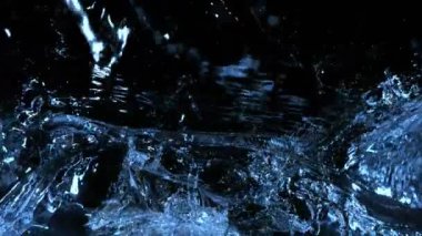 Siyah arka planda izole edilmiş çok yavaş su sıçratma hareketi. Çok hızlı bir kamerayla çekildi, 1000 fps..