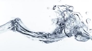 Beyaz arka planda izole edilmiş çok yavaş su sıçratma hareketi. Yüksek hızlı sinema kamerası, 1000 fps..