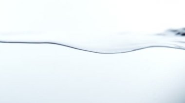 Beyaz arka planda izole edilmiş çok yavaş su sıçratma hareketi. Yüksek hızlı sinema kamerası, 1000 fps..