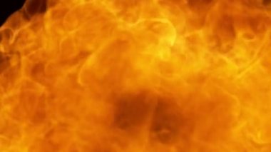 Siyah arka planda izole edilmiş süper yavaş ateş patlaması. Yüksek hızlı sinema kamerası, 1000 fps.