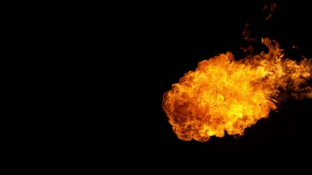 Super lent mouvement du souffle de feu isolé sur fond noir. Filmé sur caméra de cinéma à grande vitesse, 1000 images par seconde
