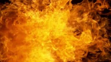 Siyah arka planda izole edilmiş süper yavaş ateş patlaması. Yüksek hızlı sinema kamerası, 1000 fps.