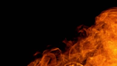 Siyah arka planda izole edilmiş süper yavaş ateş patlaması. Yüksek hızlı sinema kamerası, 1000 fps.