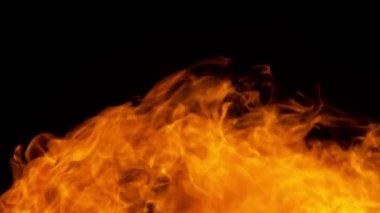 Siyah arka planda izole edilmiş süper yavaş ateş patlaması. Yüksek hızlı sinema kamerası, 1000 fps.