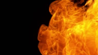 Siyah arka planda izole edilmiş süper yavaş ateş patlaması. Yüksek hızlı sinema kamerası, 1000 fps.