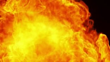 Siyah arka planda izole edilmiş süper yavaş ateş patlaması. Yüksek hızlı sinema kamerası, 1000 fps.