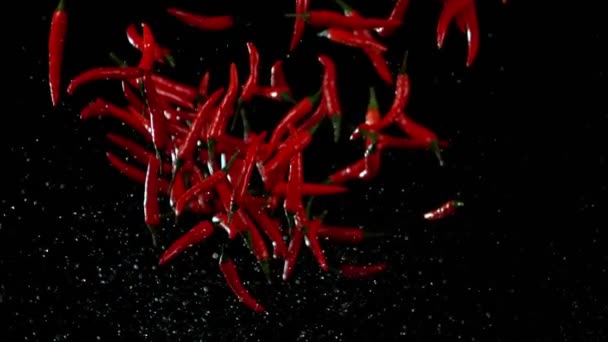 Super Slow Motion Flying Red Hot Chilli Peppers Filmado Cámara — Vídeo de stock