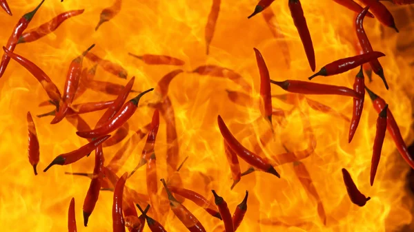 火の中の赤い唐辛子 — ストック写真