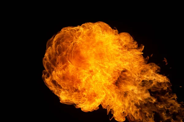 Взрыв огня на черном фоне — стоковое фото