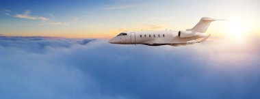 Özel jet uçak uçan gün batımı
