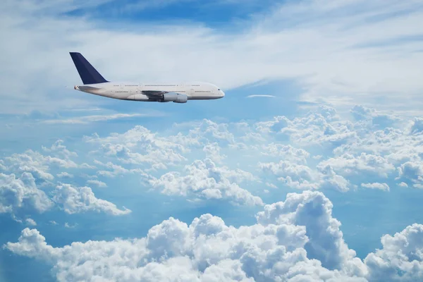 Pasajeros avión comercial volando sobre las nubes — Foto de Stock