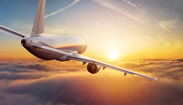 Пассажиры коммерческого самолета, летающего над облаками — стоковое фото