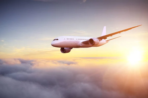 Avião comercial de passageiros voando acima das nuvens — Fotografia de Stock