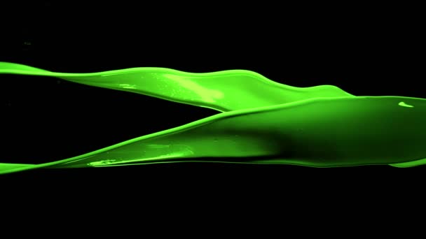 黒い背景に隔離された緑の塗料を飛び散らすスーパースローモーション 非常に高速カメラで撮影 1000 Fps — ストック動画