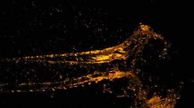 Kola/viski/çay siyah arka plan üzerine izole sıçramasına, süper ağır çekim. Çok yüksek hızlı kamera, 1000 fps filme.