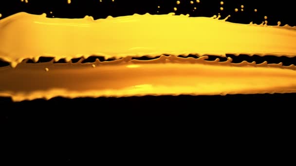 黒い背景に隔離された黄色の塗料を飛び散らすスーパースローモーション 非常に高速カメラで撮影 1000 Fps — ストック動画