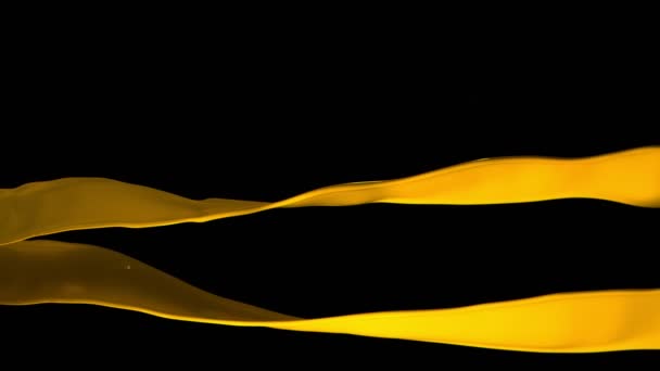 Сверхмедленное Движение Распыляющей Желтой Краски Черном Фоне Снято Высокоскоростную Камеру — стоковое видео