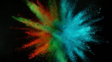 Siyah arka planda izole edilmiş süper yavaş renkli barut patlaması. Yüksek hızlı sinema kamerası, 1000fps.