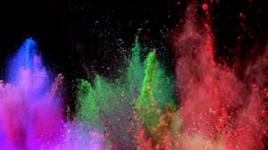 Siyah arka planda izole edilmiş süper yavaş renkli barut patlaması. Yüksek hızlı sinema kamerası, 1000fps.