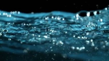 Siyah arka planda izole edilmiş çok yavaş su sıçratma hareketi. Çok hızlı bir kamerayla çekildi, 1000 fps..