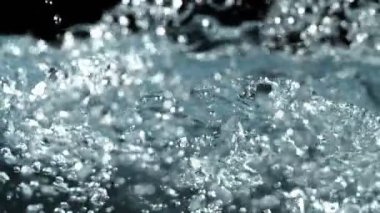 Ayrıntılı olarak köpüren su Süper yavaş hareket. Çok yüksek hızlı kamera, 1000 fps filme.