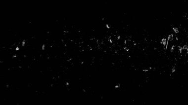 Siyah arka planda parçalanmış camların süper yavaş çekimleri. Yüksek hızlı sinema kamerası, 1000 fps..