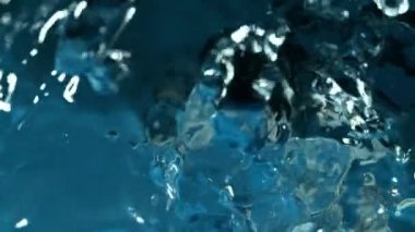 Ayrıntılı olarak köpüren su Süper yavaş hareket. Çok yüksek hızlı kamera, 1000 fps filme.