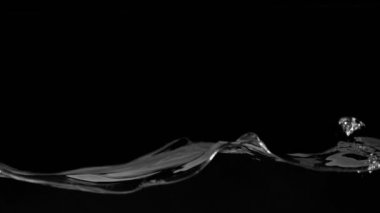 Siyah arka planda izole edilmiş çok yavaş su sıçratma hareketi. Çok hızlı bir kamerayla çekildi, 1000 fps..