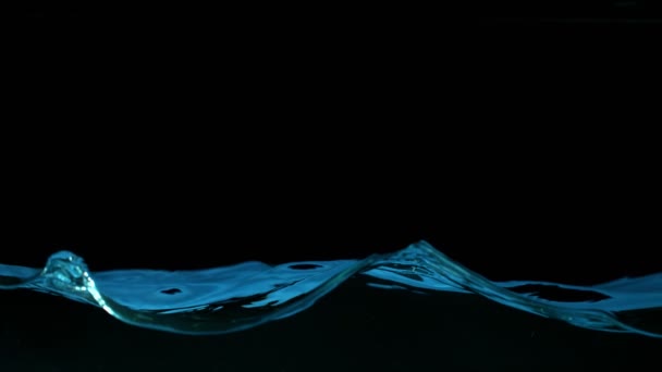 黒の背景に隔離された水しぶきの超遅い動き 1000 Fpsという超高速カメラで撮影しました — ストック動画