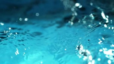 Ayrıntılı olarak köpüren su Süper yavaş hareket. Çok yüksek hızlı kamera, 1000 fps filme.