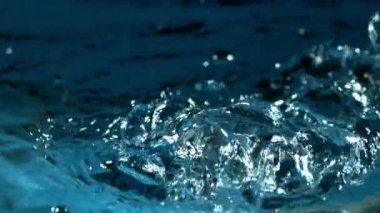 Ayrıntılı olarak köpüren su Süper yavaş hareket. Çok yüksek hızlı kamera, 1000 fps filme.