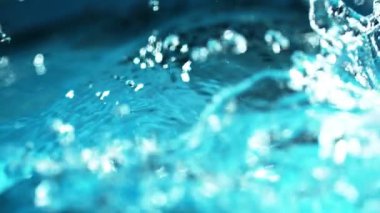Ayrıntılı olarak köpüren su Süper yavaş hareket. Çok yüksek hızlı kamera, 1000 fps filme.