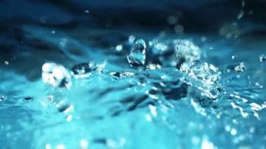 Ayrıntılı olarak köpüren su Süper yavaş hareket. Çok yüksek hızlı kamera, 1000 fps filme.