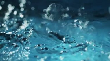 Ayrıntılı olarak köpüren su Süper yavaş hareket. Çok yüksek hızlı kamera, 1000 fps filme.