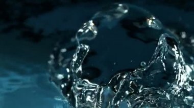 Ayrıntılı olarak köpüren su Süper yavaş hareket. Çok yüksek hızlı kamera, 1000 fps filme.