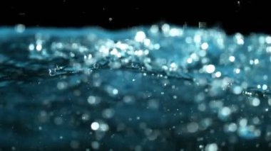 Ayrıntılı olarak köpüren su Süper yavaş hareket. Çok yüksek hızlı kamera, 1000 fps filme.