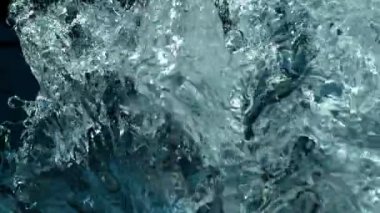 Ayrıntılı olarak köpüren su Süper yavaş hareket. Çok yüksek hızlı kamera, 1000 fps filme.