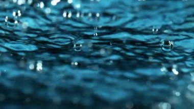 Ayrıntılı olarak köpüren su Süper yavaş hareket. Çok yüksek hızlı kamera, 1000 fps filme.