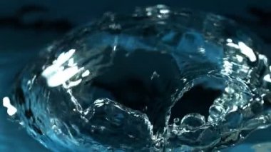 Ayrıntılı olarak köpüren su Süper yavaş hareket. Çok yüksek hızlı kamera, 1000 fps filme.