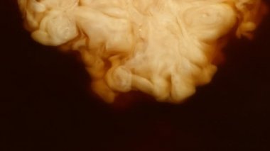 Kahve içeceği içine süt dökme süper yavaş hareket. Çok yüksek hızda sinema kamerasında çekildi