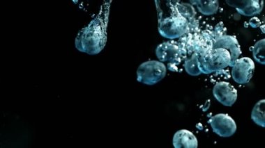 Su içine düşen yaban mersini süper yavaş hareket. Sinema yavaş hareket kamera, 1000fps çekildi,