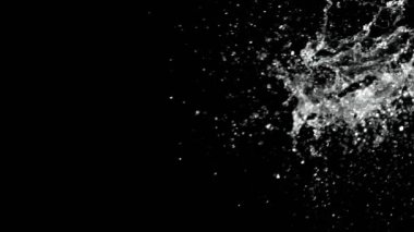 Siyah arka planda izole su çeşme sıçraması süper yavaş hareket. Çok yüksek hızda çekilen kamera.