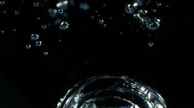 Ayrıntılı olarak kabarcıklanma su süper yavaş hareket. Çok yüksek hızlı sinema kamera, 1000 FPS çekildi.